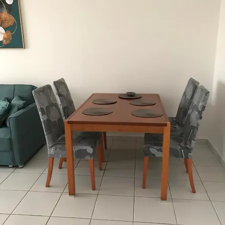 Lovely 2 Bedroom In Iris Village Appartamento